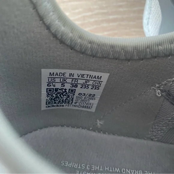 Shoes Adidas size 6.5 very light and comfortable. - Picture 4 of 4